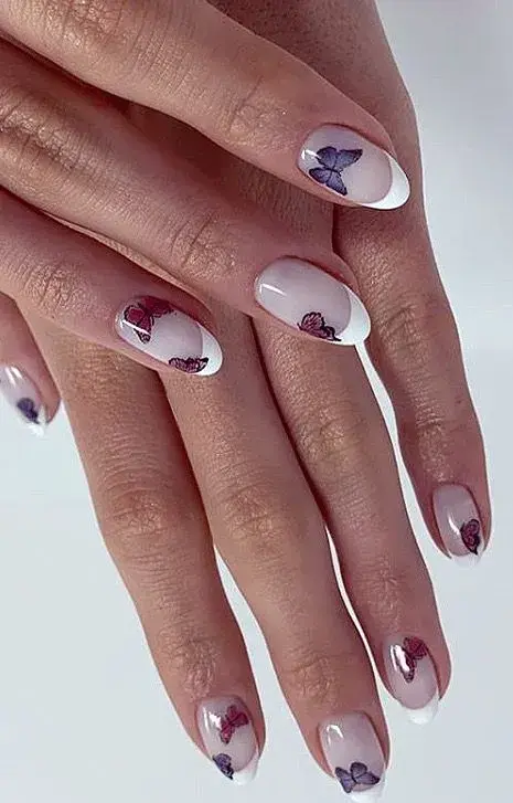 Una combinación muy elegante: manicura francesa con dibujos o stickers de mariposas. Los podés aplicar en todas las uñas o sólo en algunas.