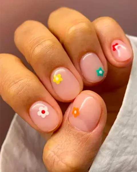 Con un esmalte transparente, florcitas de diferentes colores hechas con un invisible. Con un esmalte transparente, florcitas de diferentes colores hechas con un invisible.