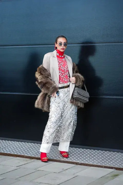 Medias con pantalón a la vista y rojas. El calzado puede ser rojo o de otro color. Medias con pantalón a la vista y rojas. El calzado puede ser rojo o de otro color.