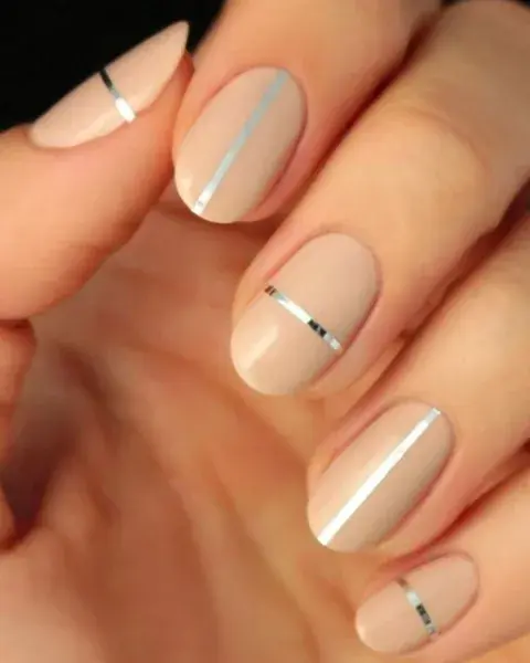 En un tono nude, pero llevando un detallecito plateado. En un tono nude, pero llevando un detallecito plateado.