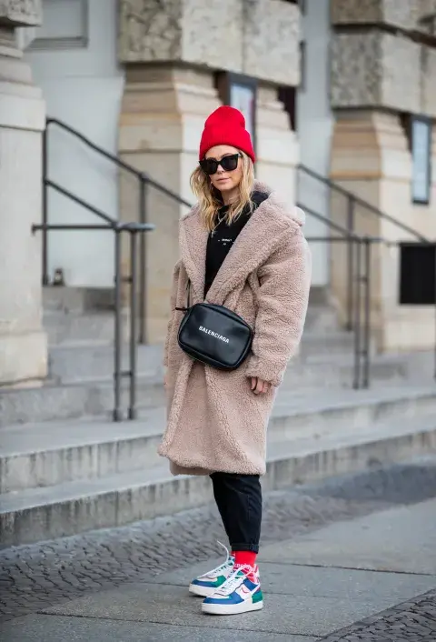 Look sporty con detalles rojos. Look sporty con detalles rojos.