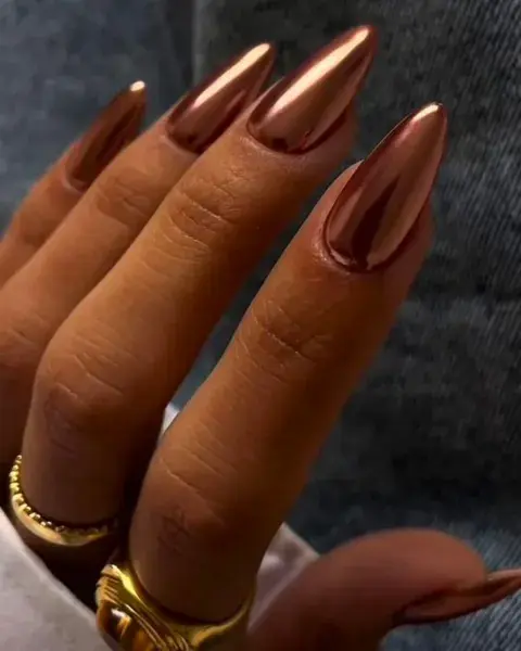 Vimos cómo el color ocre se sumó a los looks de la red carpet y en uñas queda increíble. Vimos cómo el color ocre se sumó a los looks de la red carpet y en uñas queda increíble.