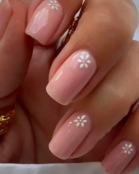 Aprovechando la tendencia nude, le sumás un detallecito con una flor blanca. Aprovechando la tendencia nude, le sumás un detallecito con una flor blanca.