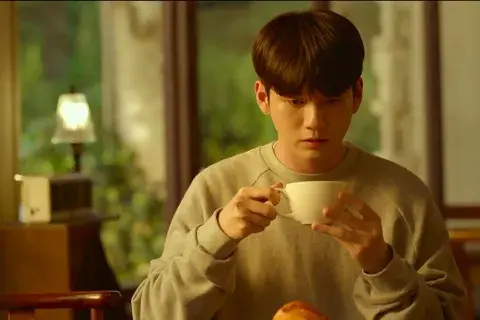 Ong Seong Wu da vida a Kang Go Bi, el nuevo empleado de la cafetería. Ong Seong Wu da vida a Kang Go Bi, el nuevo empleado de la cafetería.