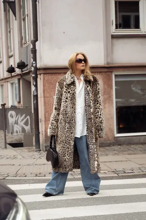 Tapado animal print XXL con jean nos encanta! Estilo Hailey. Tapado animal print XXL con jean nos encanta! Estilo Hailey.