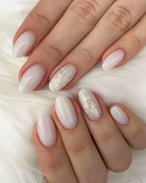 En blanco pleno, podés sumarle una ondita a una de las uñas con un esmalte con brillos. En blanco pleno, podés sumarle una ondita a una de las uñas con un esmalte con brillos.