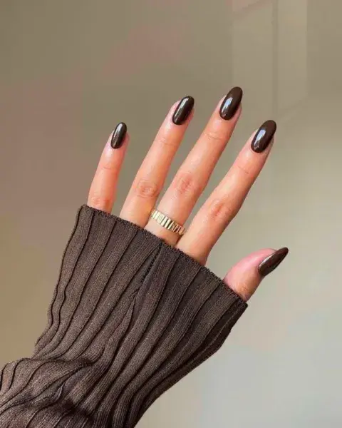 En tono un marrón oscuro, las uñas más redonditas también súper van. En tono un marrón oscuro, las uñas más redonditas también súper van.
