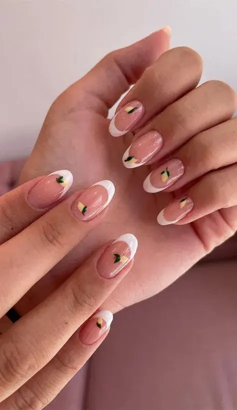 Limones pequeños combinados con manicura francesa, para un estilo más minimal. ¿No es la combinación perfecta? Limones pequeños combinados con manicura francesa, para un estilo más minimal. ¿No es la combinación perfecta?