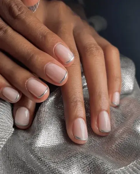 Un "baby french" con la línea en esmalte plateado. ¡A puro glam! Un "baby french" con la línea en esmalte plateado. ¡A puro glam!
