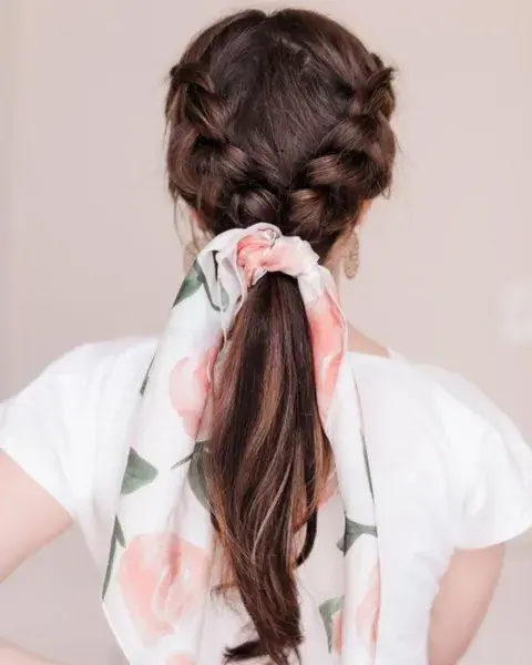 Ideal, sobre todo, si tenés mucho pelo: haces dos trenzas pero -esta vez- lo terminas en una colita baja. Sumale algún accesorio como un pañuelo o un broche copado.