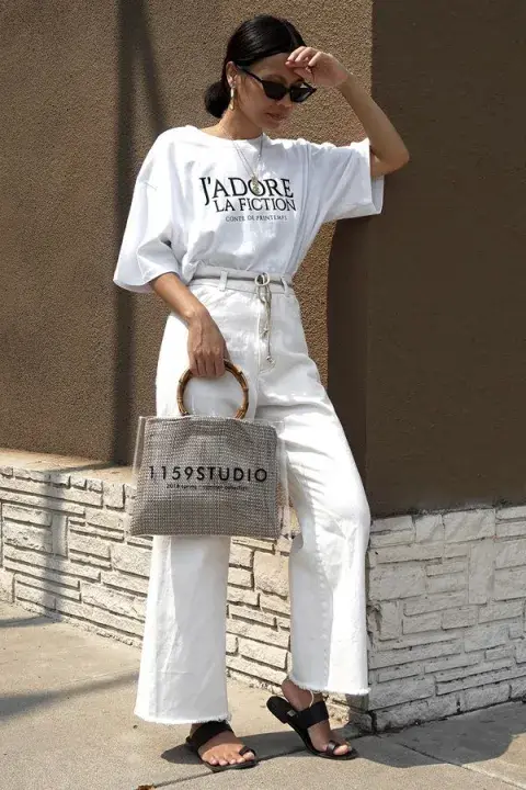 Remera blanca oversize con jean.