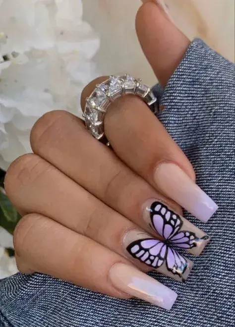 Una de las "butterfly nails" preferidas es esta, donde la mariposa se forma completa al unir dos uñas. 