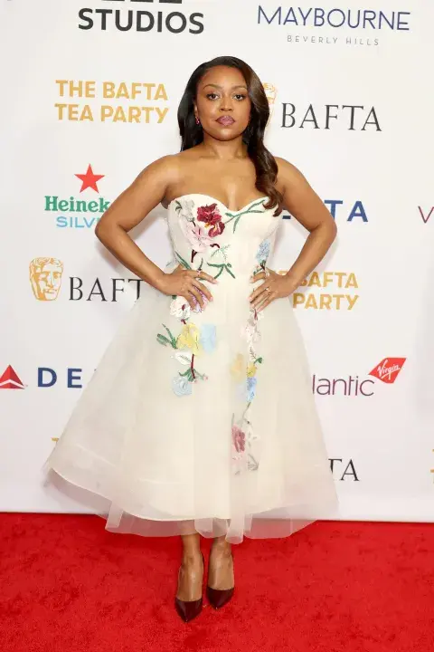 La protagonista de Abbott Elementary en Monique Lhuillier durante el BAFTA Tea Party. La protagonista de Abbott Elementary en Monique Lhuillier durante el BAFTA Tea Party.