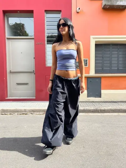 Los pantalones parachute suelen tener tiro bajo, aunque también se encuentran opciones más "high waist". Este modelo súper holgado es de @v_oizers