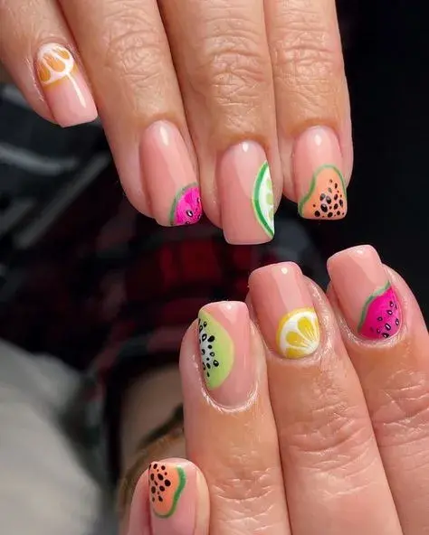 Con detalles frutales y una base nude. Con detalles frutales y una base nude.