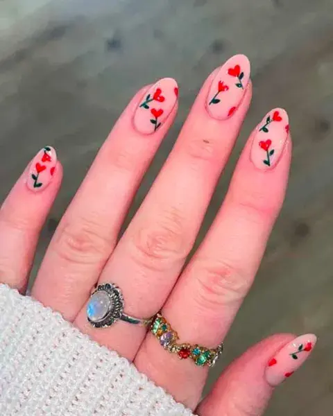 En tono romántico, unas florcitas en forma de corazón en rojo y verde. En tono romántico, unas florcitas en forma de corazón en rojo y verde.