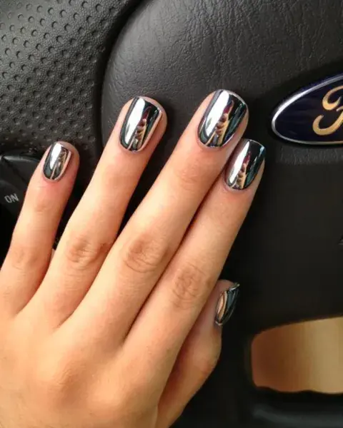 Black nails, pero en plan metalizado. Black nails, pero en plan metalizado.