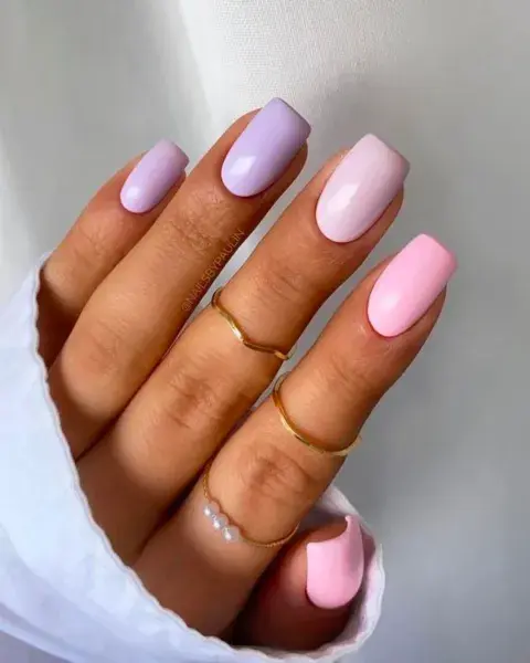 En tono mate y con cierto degradé, combinar lilas con rosas queda genial. En tono mate y con cierto degradé, combinar lilas con rosas queda genial.