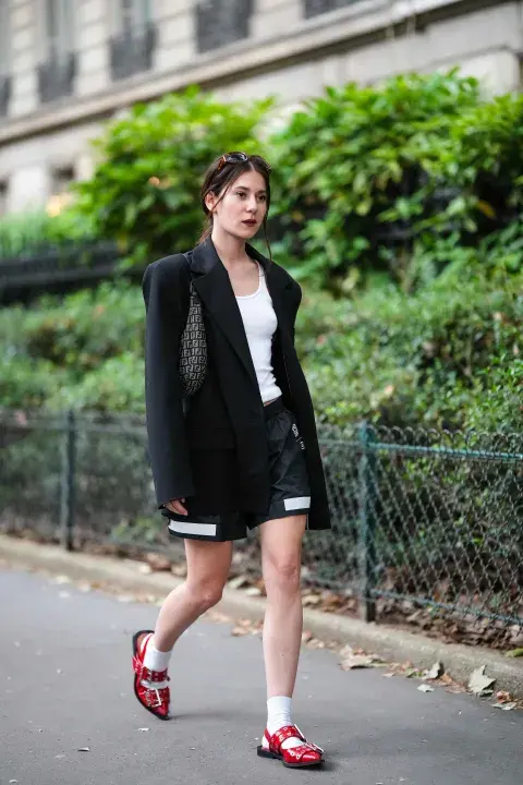 Calzado en punta, rojo con hebillas y sin talon, arde!!! Un look casual súper chic. 