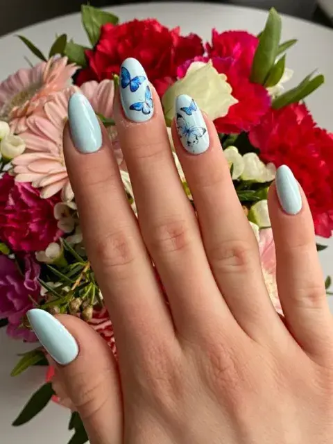 Un diseño con esmalte color "baby blue", otra de las grandes tendencia de moda.