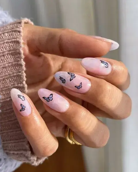 Las "butterfly nails" quedan muy bien con las uñas largas y almendradas. Mientras más claro sea el color del esmalte, más se lucen las mariposas.