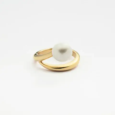 En anillo. Este diseño, muy elegante, es de plata y bañado en oro. Lo conseguís en De Dios, una firma argentina de joyería 100% artesanal. @de_dios_joyas En anillo. Este diseño, muy elegante, es de plata y bañado en oro. Lo conseguís en De Dios, una firma argentina de joyería 100% artesanal. @de_dios_joyas
