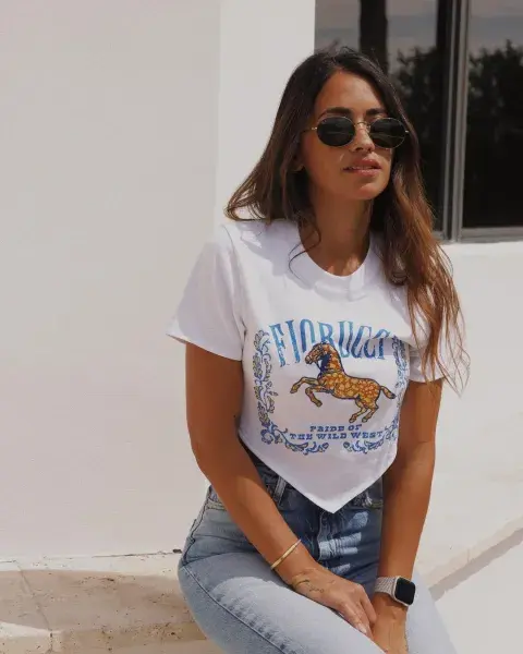 Antonela Roccuzzo posando en el jardín de su casa. Antonela Roccuzzo posando en el jardín de su casa.