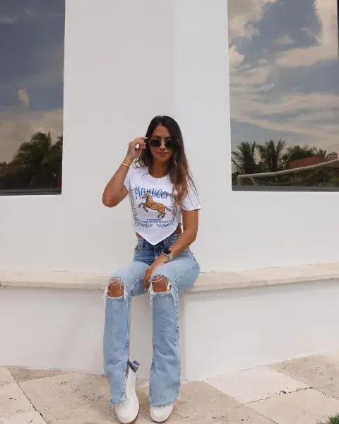 Antonela Roccuzzo posando en el jardín de su casa. Antonela Roccuzzo posando en el jardín de su casa.