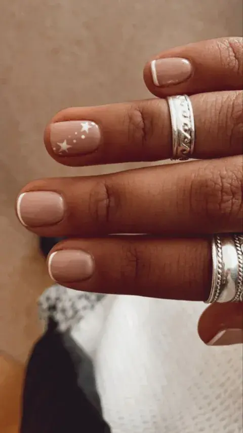 Este nail art suma un diseño en una de las uñas. Con estrellas en blanco queda muy bien y no pierde sobriedad. Este nail art suma un diseño en una de las uñas. Con estrellas en blanco queda muy bien y no pierde sobriedad.