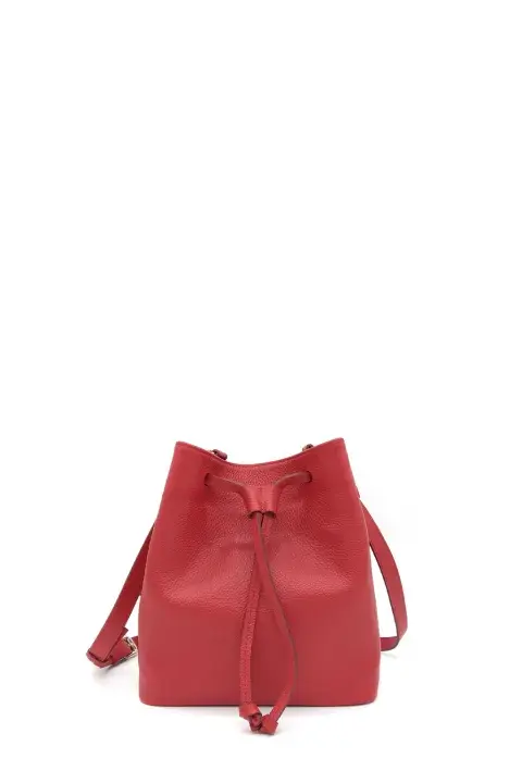 Un modelo que combina dos tendencias: el color rojo y el formato de cartera "bucket" (o "balde", en español). Es de @sanchezacosta Un modelo que combina dos tendencias: el color rojo y el formato de cartera "bucket" (o "balde", en español). Es de @sanchezacosta
