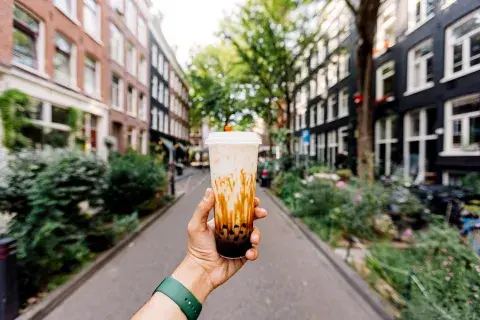 El té de burbujas nació en Taiwán y a partir de los años 90 se popularizó en Canadá y Nueva York El té de burbujas nació en Taiwán y a partir de los años 90 se popularizó en Canadá y Nueva York