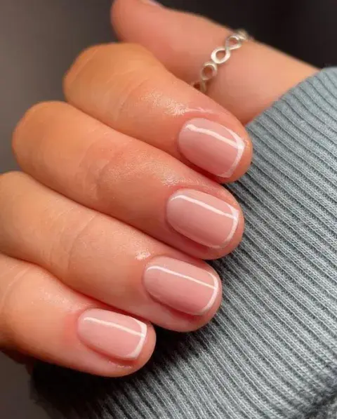 El "baby french" en su formato original: una línea blanca lo más fina posible y una base de esmalte natural, muy parecido al color de la uña. El "baby french" en su formato original: una línea blanca lo más fina posible y una base de esmalte natural, muy parecido al color de la uña.