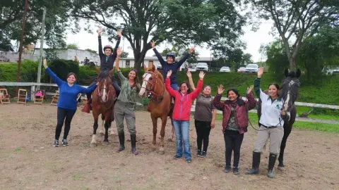 Víctimas de violencia de género recuperan las "riendas" de su vida gracias al trabajo terapéutico asistido por caballos.