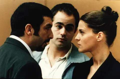 Darín, Pauls y Leticia Bredice en una escena de Nueve reinas. Darín, Pauls y Leticia Bredice en una escena de Nueve reinas.