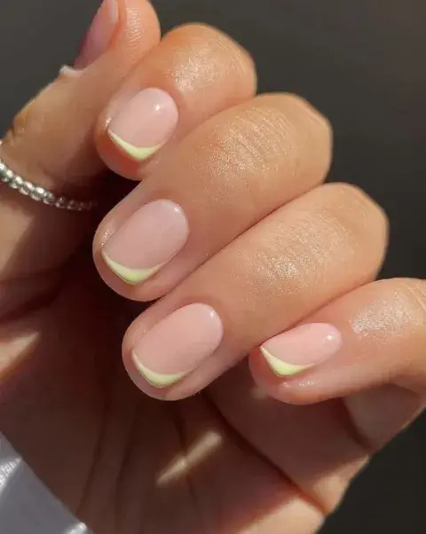 Este diseño lleva la línea en color amarillo y con un extremo más ancho, lo que le da una estética geométrica. Este diseño lleva la línea en color amarillo y con un extremo más ancho, lo que le da una estética geométrica.