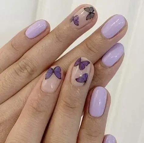 En lila y con algunas uñas con esmalte liso, para un estilo más "sweet".