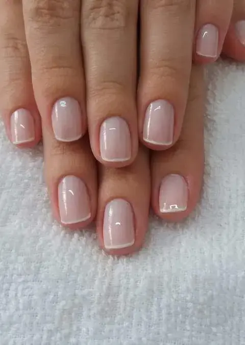 Baby french clásico, pero con una base un poco más opaca para un look "milky". Baby french clásico, pero con una base un poco más opaca para un look "milky".
