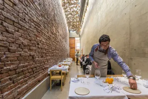 El Papagayo, en Córdoba Capital, tiene la particularidad de ser el restaurante más angosto del país. El Papagayo, en Córdoba Capital, tiene la particularidad de ser el restaurante más angosto del país.