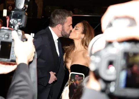 Jennifer Lopez y Ben Affleck en la premiere de This Is Me… Now: A Love Story, en Los Ángeles.