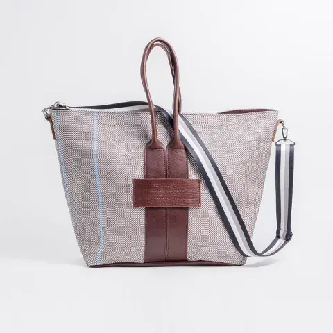 Una opción sustentable, confeccionada a partir de Big Bags plásticas recicladas. De @frackingdesign. Una opción sustentable, confeccionada a partir de Big Bags plásticas recicladas. De @frackingdesign.