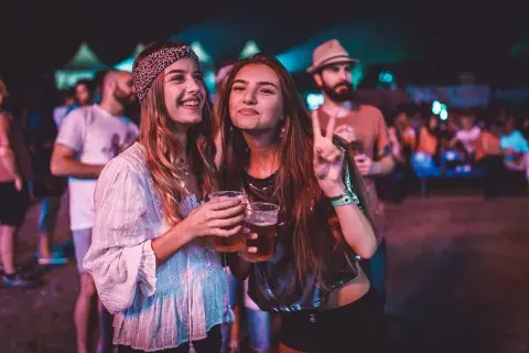 Los eventos musicales y las salidas con amigos ofrecen experiencias sensoriales y emocionales que se valoran más que la acumulación de bienes materiales. Los eventos musicales y las salidas con amigos ofrecen experiencias sensoriales y emocionales que se valoran más que la acumulación de bienes materiales.
