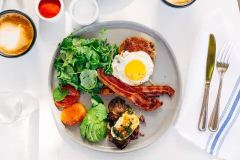Un típico desayuno "keto" Un típico desayuno "keto"