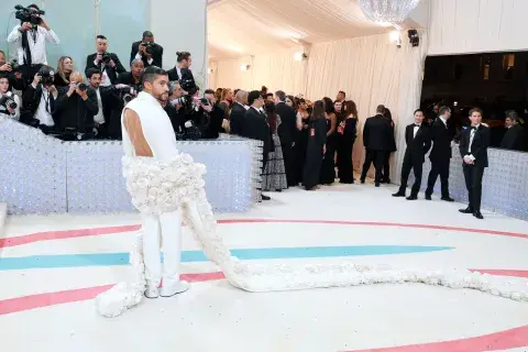 Bad Bunny en la Met Gala 2023. Bad Bunny en la Met Gala 2023.