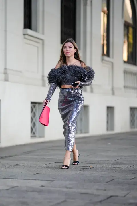 Las plumas con tendencia este invierno, este top de pluma offshoulder combinado con lentejuelas es todo lo que esta bien. Un outfit de party!