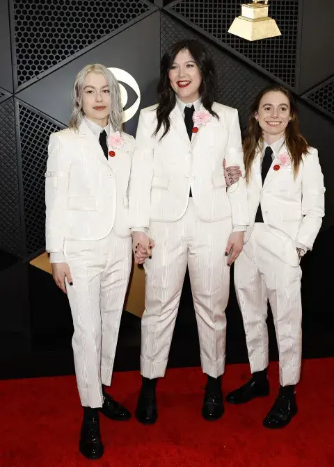 Phoebe Bridgers, Lucy Dacus y Julien Baker en la alfombra roja de los Grammy 2024. Phoebe Bridgers, Lucy Dacus y Julien Baker en la alfombra roja de los Grammy 2024.