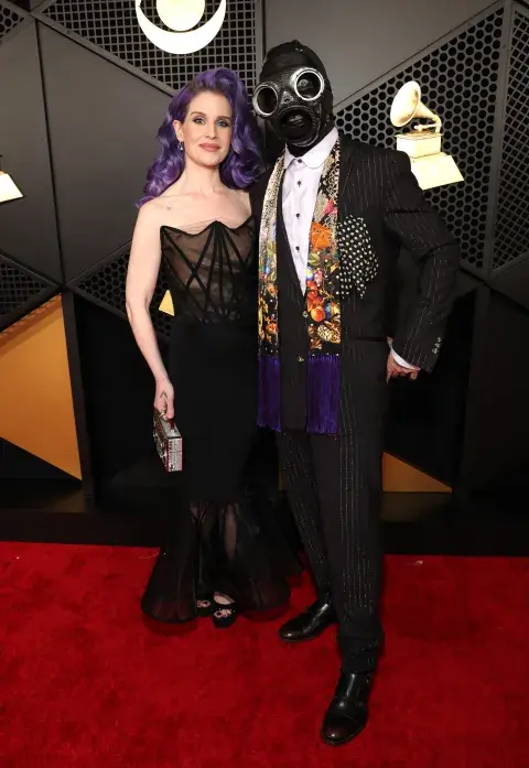 Kelly Osbourne y Sid Wilson de Slipknot en la alfombra roja de los Grammy 2024. Kelly Osbourne y Sid Wilson de Slipknot en la alfombra roja de los Grammy 2024.