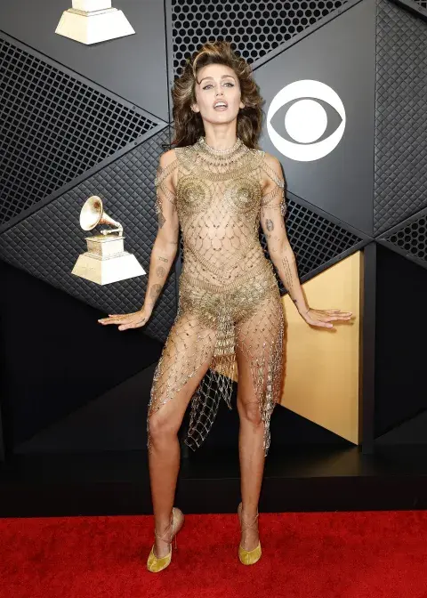 Miley Cyrus en la alfombra roja de los Grammy 2024. Miley Cyrus en la alfombra roja de los Grammy 2024.