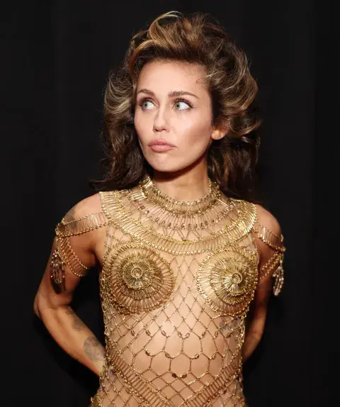 Miley Cyrus en la alfombra roja de los Grammy 2024. Miley Cyrus en la alfombra roja de los Grammy 2024.