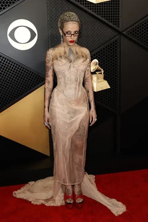 Doja Cat en la alfombra roja de los Grammy 2024. Doja Cat en la alfombra roja de los Grammy 2024.
