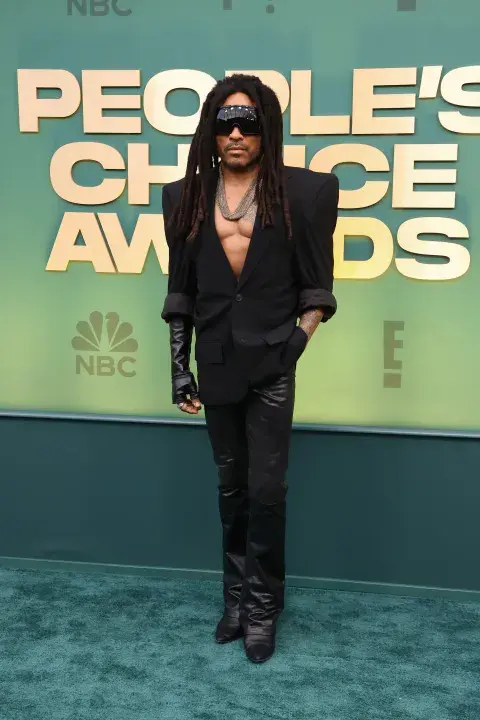 Lenny Kravitz en la alfombra roja de los People's Choice Awards 2024.